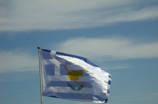 Οι σημαίες Ελλάδας και Κύπρου κυματίζουν μαζί
